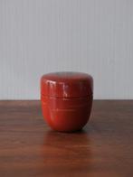 Natsume - Rode lak-thermendoos met abstract goudontwerp -, Antiek en Kunst, Antiek | Overige Antiek