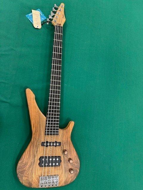 MANNE - Newport BN5 Special korina walnut - - 5-snarige, Muziek en Instrumenten, Snaarinstrumenten | Gitaren | Akoestisch