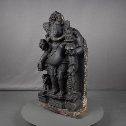Zandsteen Een granieten beeld van Ganesha, Orissa, 13e eeuw, Verzamelen, Mineralen en Fossielen