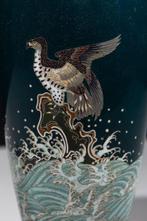 Vaas - Emaille, Een elegante cloisonné-vaas met een arend, Antiek en Kunst