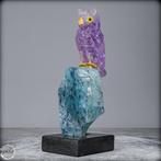 Natuurlijke amethisten uil op blauw opaal uit Peru Een