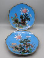 Twee cloisonné borden versierd met bloemen - Emaille - Japan, Antiek en Kunst