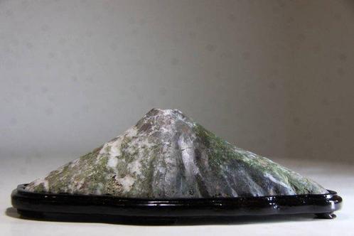 Steen - Japanse Suiseki - Mt. Fuji-vorm met met de hand, Antiek en Kunst, Antiek | Overige Antiek