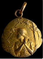 Goud gevuld, Mysterieuze en gotische gouden hanger gevuld