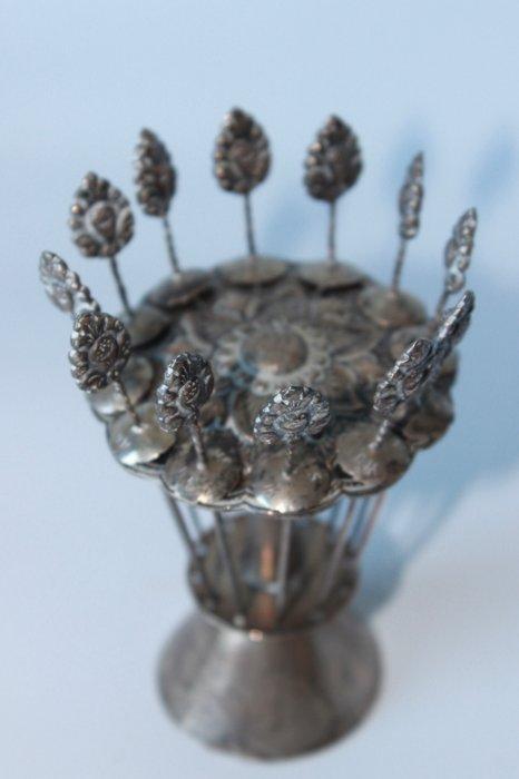 Djokja - Djokja cocktailprikkers in houder-stand - Schaal, Antiek en Kunst, Antiek | Goud en Zilver