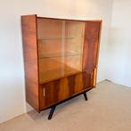 Speelse hoogglans highboard met vitrine, Glas, 100 tot 150 cm, Ophalen of Verzenden, Zo goed als nieuw