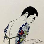 Een man met tatoeages met zijn handen op zijn rug gebonden -, Antiek en Kunst, Antiek | Overige Antiek
