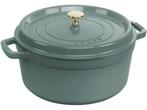 Veiling - Staub Cocotte Braadpan Eucalyptus 6,7L (28cm), Huis en Inrichting, Keuken | Potten en Pannen, Nieuw