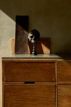 Beeld, NO RESERVE PRICE - Stunning human skull no jaw on a, Antiek en Kunst