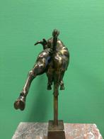 Beeld, Bronzen sculptuur van een dansende stier op sokkel –, Antiek en Kunst