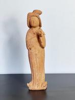 Terracotta Oude Chinese dame met vogelfiguur. - 37 cm