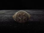 Middeleeuws Brons Magische ring met ladder- of padversiering