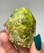 Prachtige groene OLIVINE variëteit PERIDOT kristal uit
