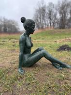 Bronzen beeld van een zittende vrouw - Tijdloze elegantie, Tuin en Terras, Tuinbeelden, Verzenden, Nieuw, Metaal, Mensenbeeld
