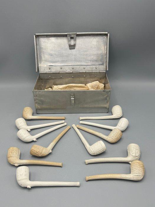 Set van 12 kleipijpen in metalen kist - Pijp - Staal, Antiek en Kunst, Curiosa en Brocante
