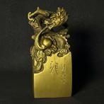 Zegel, draak omklemt de parel van wijsheid - Brons - China