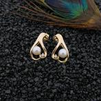 Gouden oorstekers met parel en diamant | 0,02 ct., Sieraden, Tassen en Uiterlijk, Oorbellen, Gebruikt, Overige kleuren, Ophalen of Verzenden