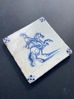 Tegel - Antieke Delfts blauwe tegel met een soldaat met