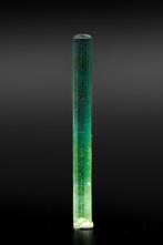 Slender Vertical, Indicoliet Toermalijn Kristal • Emerald