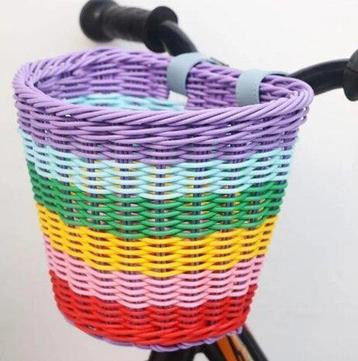 Fietsmand voor de kinderfiets met vrolijke kleuren beschikbaar voor biedingen