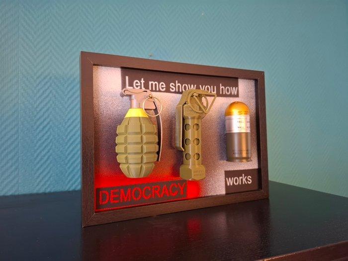 ELEMENTAL - Let me show you how Democracy works, Antiek en Kunst, Kunst | Designobjecten