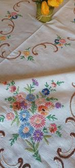 Tafelkleed versierd met handgeborduurde bloemen. -
