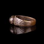 Byzantijns Bronzen ring met edelsteen (Zonder Minimumprijs)