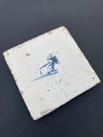 Tegel - Antieke Delfts blauwe tegel met een engel met musket, Antiek en Kunst