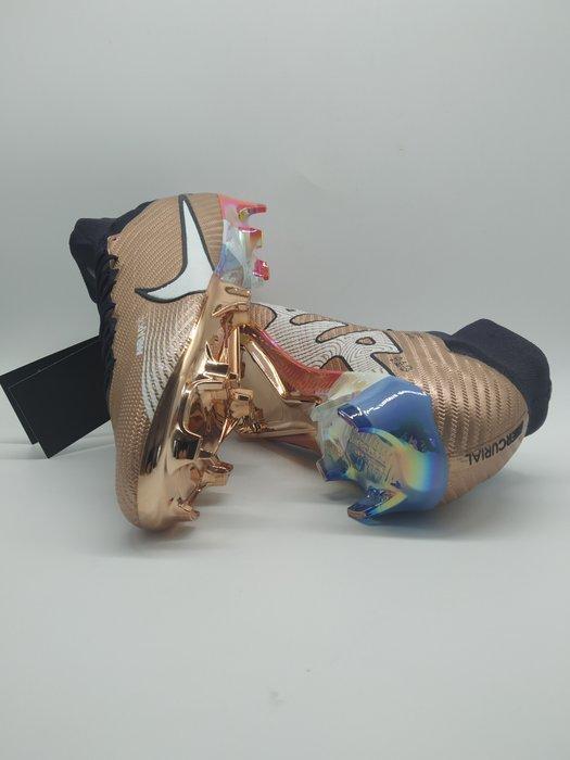 Kylian MBappé - Chaussures Finale World Cup 2022 - Record, Verzamelen, Overige Verzamelen