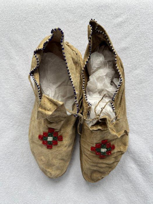 mocassins - Apache - V.S., Antiek en Kunst, Kunst | Niet-Westerse kunst