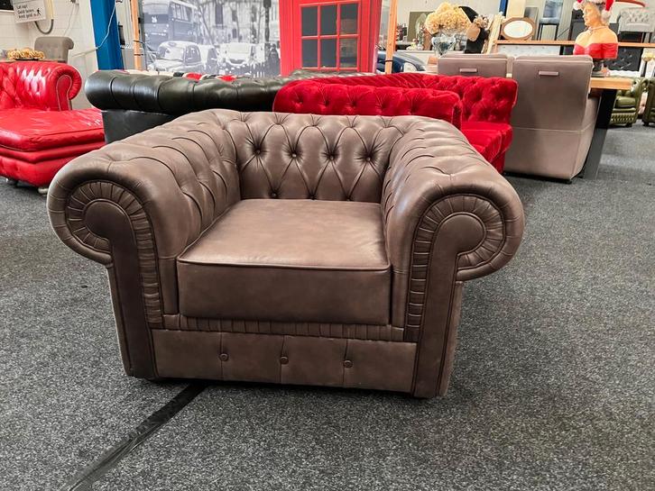 Chesterfield Maarssen TopDeal  Taupe Chesterfield Fauteuil, Huis en Inrichting, Fauteuils, Zo goed als nieuw, Ophalen