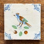 Tegel - Zeldzame polychrome vogel op een tak op 17e eeuwse, Antiek en Kunst