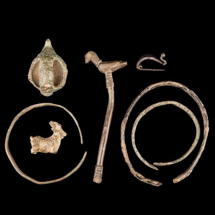 Oud-Romeins Groep van bronzen persoonlijke ornamenten en, Antiek en Kunst, Antiek | Overige Antiek