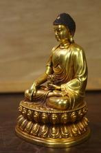 This is a gilt metal statue of Tathagata. - verguld metaal -, Antiek en Kunst