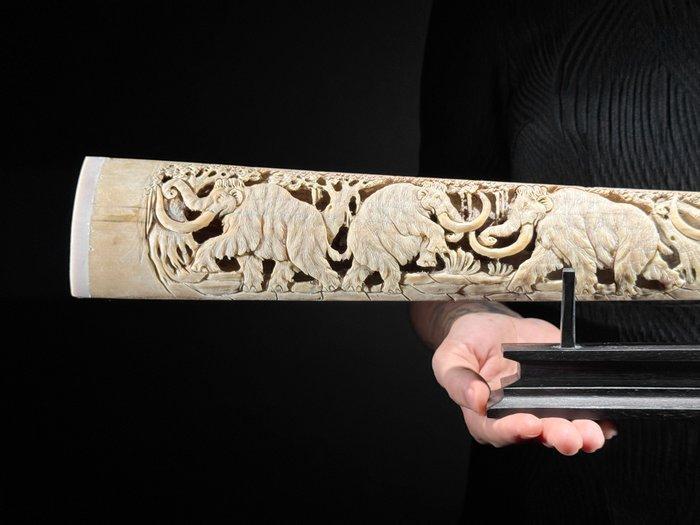 GEEN VEILINGPRIJS - Uitgehold groot zwaardvisrostrum op een, Antiek en Kunst, Kunst | Designobjecten