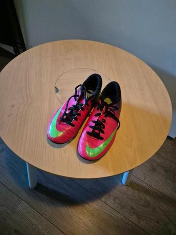 Voetbalschoenen Nike maat 35 beschikbaar voor biedingen