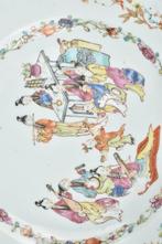 Bord - decorated in the famille rose palette with fine, Antiek en Kunst