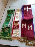 2 Romaanse kazuifels met 3 katholieke christelijke stolas
