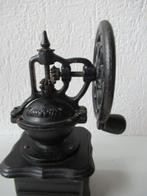 Koffiemolen - Grote oude koffiemollen met gietijzer