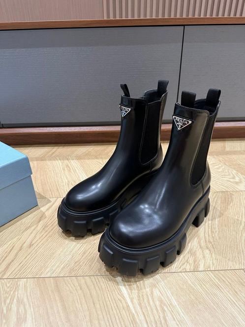 Prada Monolith Chelsea Boot | INCLUSIEF ALLE TOEBEHOREN, Kleding | Dames, Schoenen, Lage of Enkellaarzen, Zwart, Nieuw, Verzenden