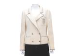 Crèmekleurige Chanel blazer met embleem (2005), Kleding | Dames, Jasjes, Kostuums en Pakken, Nieuw