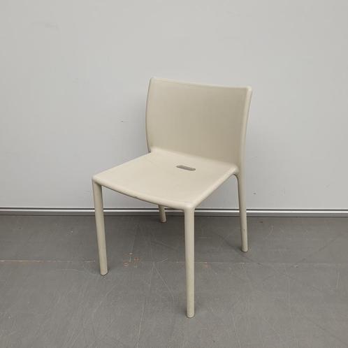 Magis Air chair kantinestoel - zandkleur kunststof zitting, Huis en Inrichting, Stoelen, Ophalen of Verzenden