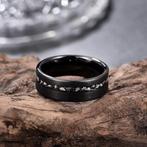 Tungstenen ring. Incrustaties van meteoriet. De energie van