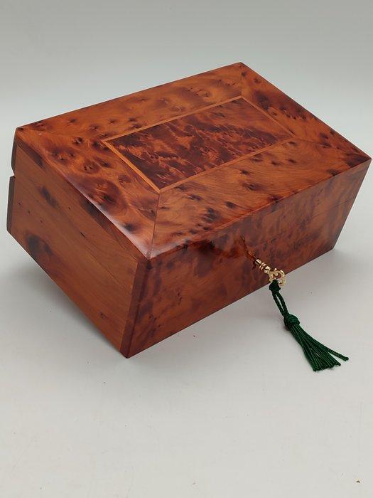 Sieradendoos - Cypreshouten hout met sleutel, levensboom., Antiek en Kunst, Curiosa en Brocante