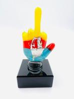 Guidotti - sculptuur, Mano Dito Medio con foglia d’Argento -
