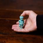 Het oude Egypte, enorm Pataikos-amulet in blauw geglazuurde