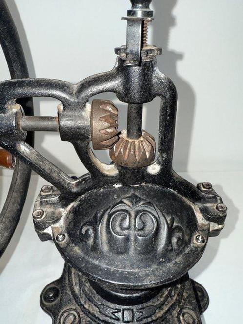 Cooffee Grinder - Koffiemolen - Hout, Fonte, Antiek en Kunst, Antiek | Keukenbenodigdheden