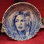 Hugo Kaagman (1955) - Brigitte Bardot op keramieken schaal