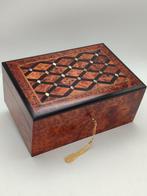Sieradendoos - Hout (Thuya), hout, parelmoer, marqueterie,