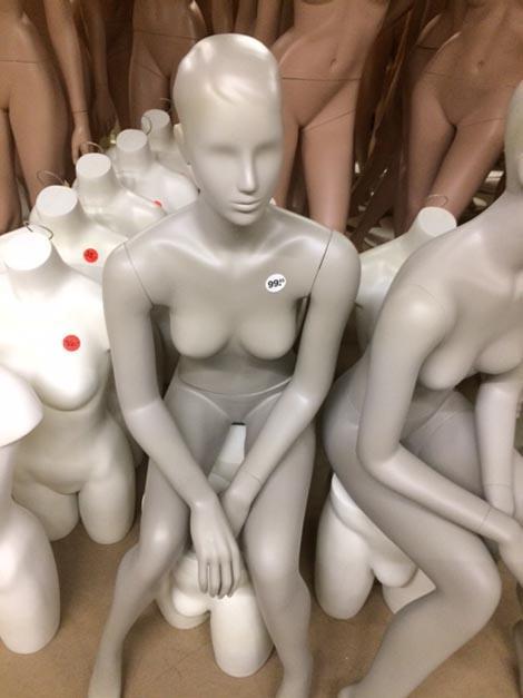 Dames etalagepop zittend serena, Zakelijke goederen, Kantoor en Winkelinrichting | Winkel en Inventaris